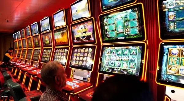 Slots (Slot Machines) Slots (Slot Machines)